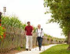 Ring Bio-Hotel Wilfinger Ein Paar beim Nordic Walking in der Nähe des Ring Bio-Hotels Wilfinger