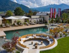 Sportresort Alpenblick Aussenpool mit Liegen und diversen Sitzecken im Sportresort Alpenblick