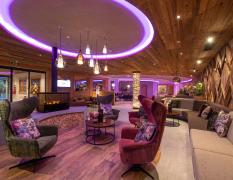 Sportresort Alpenblick Loungebereich mit modernem Kamin im Sportresort Alpenblick