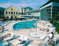 Aussenansicht des Hotels Zdravilisce Lasko mit Aussenpool und Gästen