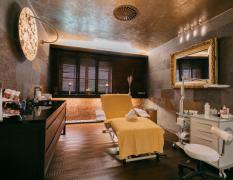 Blick in eine Behandlungskabine im Wellnessbereich des Hotels Alpine Palace