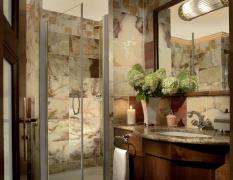 Badezimmer mit viel Marmor im Art Deco Imperial Hotel Prag