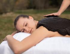 Dame genießt eine Moorpackung im Kurhotel Moorbad Bad Großpertholz