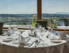 Gedeckter Tisch im Panoramarestaurant des Hotel und Spa Der Steirerhof