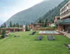 Aussenansicht des Hotels Gradonna Mountain Resort mit Liegewiese
