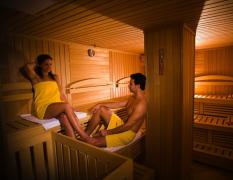 Paar in der Sauna im Wellnesshotel Allmer