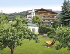 Aussenansicht des Hotels Herrschaftstaverne mit dem umgebenden Garten