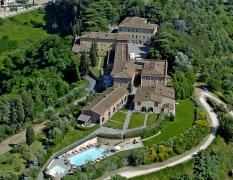 Blick auf das Hotel Borgo di Colleoli Resort aus der Luft aus