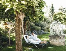 ein paar genießt die Ruhe im Garten des Kuschelhotels Loipersdorf