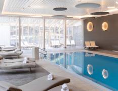 Wellnesspool mit Ruheliegen im Hotel Das KATSCHBERG