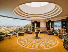 Die sogenannte Bibliothek mit gemütlichen Sitzmöbelnd im Lindner Hotel Prague Castle