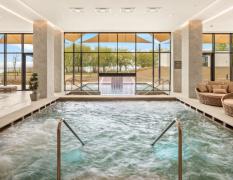 Erlebnisbecken im Sirius Hotel am Plattensee mit vielen Massagedüsen