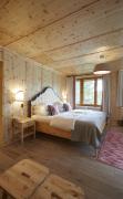 Rustikales Doppelzimmer mit viel Holz im Hotel Hochschober