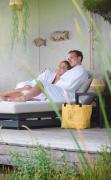 Impulshotel Freigold - Paar auf der Wellnessliege liegend